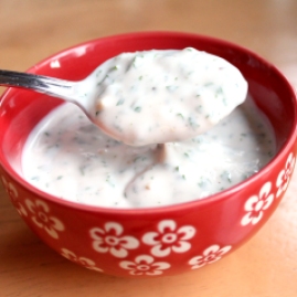 Yoghurtdressing med hvidløg og urter ♡